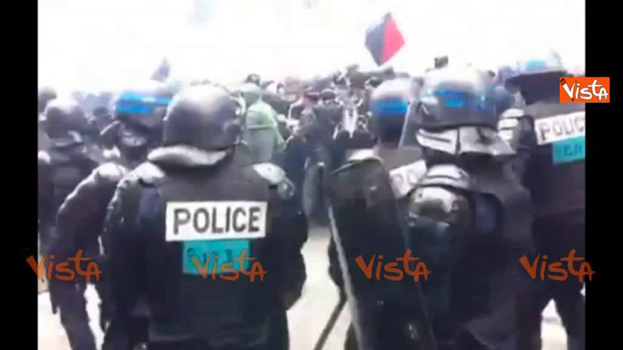 Guerriglia urbana a Parigi, i Black Bloc si infiltrano nel corteo dei sindacati contro le riforme
