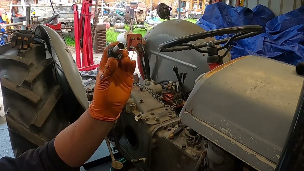WHAT'S IT STUCK ON!  FERGUSON T20 HYDRAULIC REPAIR PART1