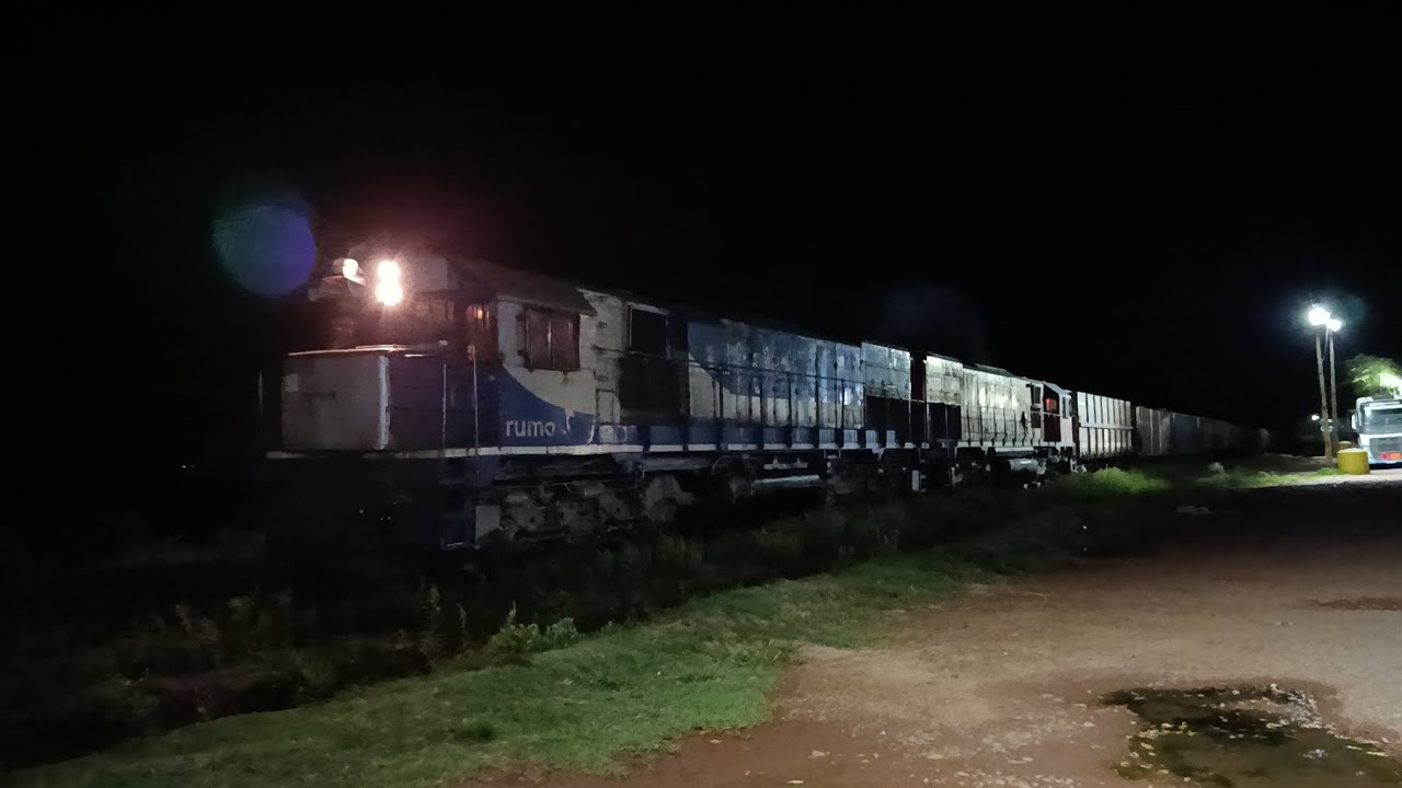 Z12 sendo liderado pela GT22 4611 com 94 vagões carregados