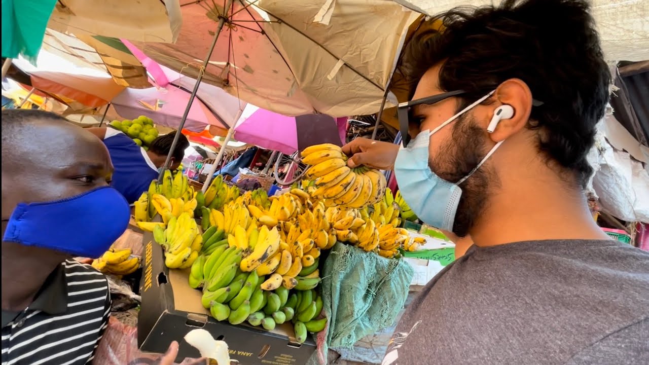 Local market of kamapala, Uganda 🇺🇬 . Boy from Pakistan 🇵🇰
