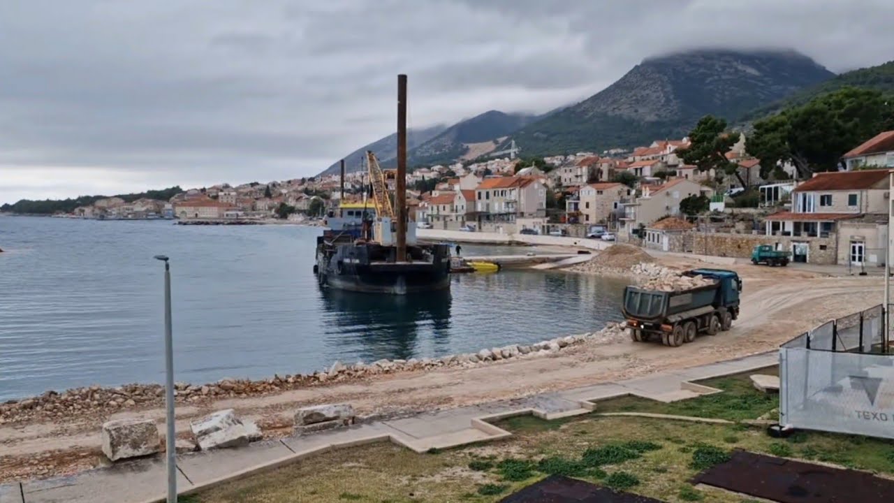 Nova nautička luka 3 - nasipanje dugog lukobrana (Bol - Brač)