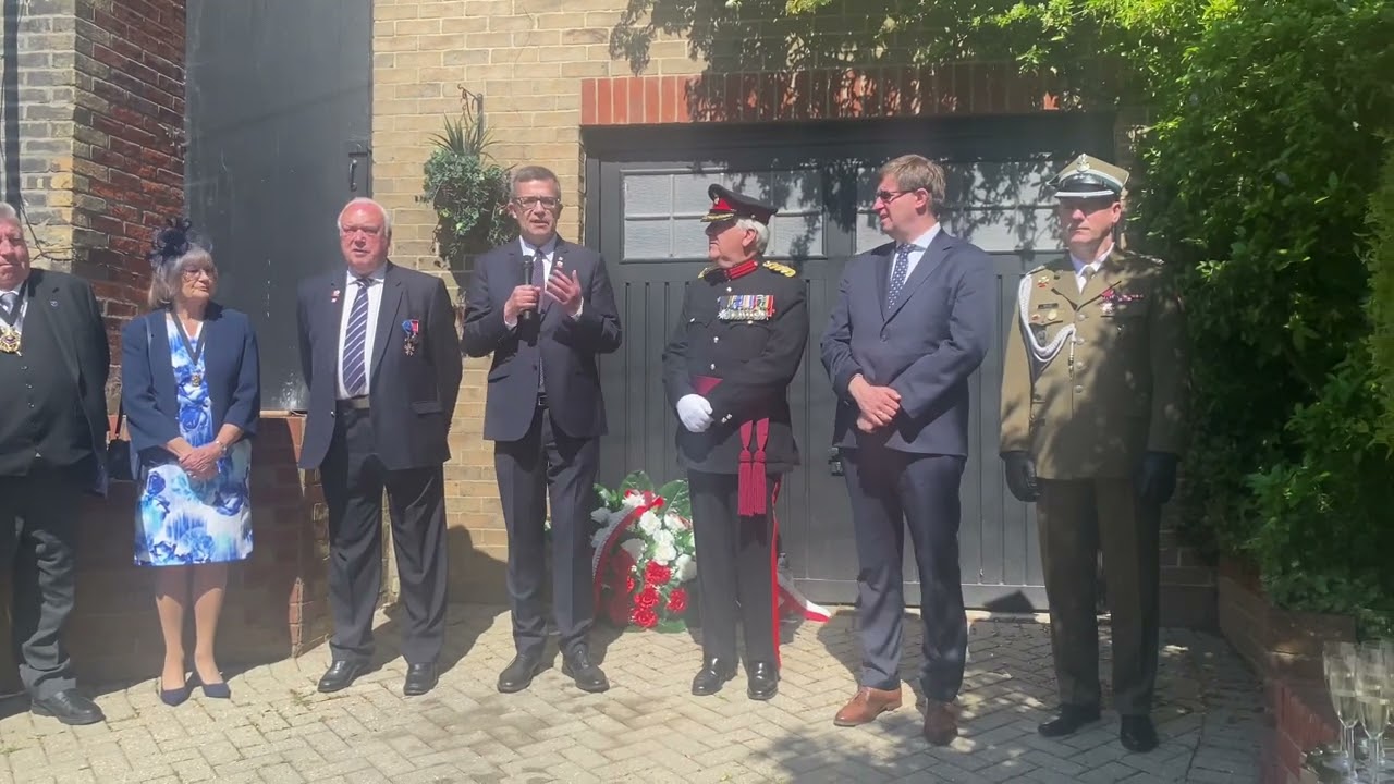 Ambasador RP w Londynie Piotr Wilczek dokonuje uroczystego otwarcia Konsulatu Polskiego w Cowes