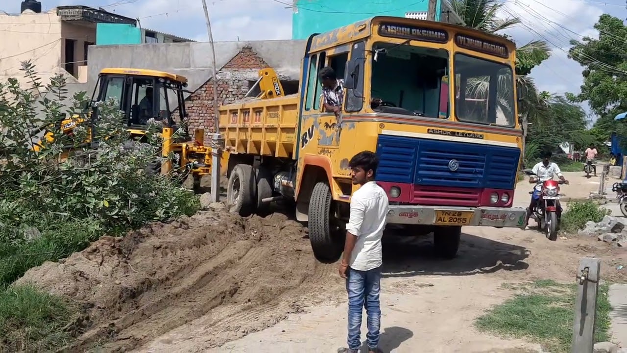 Ashok Leyland tipper lorry reverse driving and stuck in the mud and jcb 3DX machine backhoe operator
