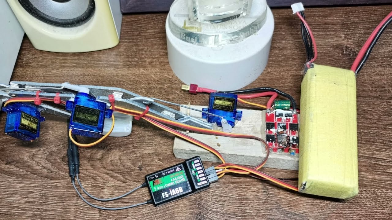 #simple #excavator Make a simple excavator with a servo motor