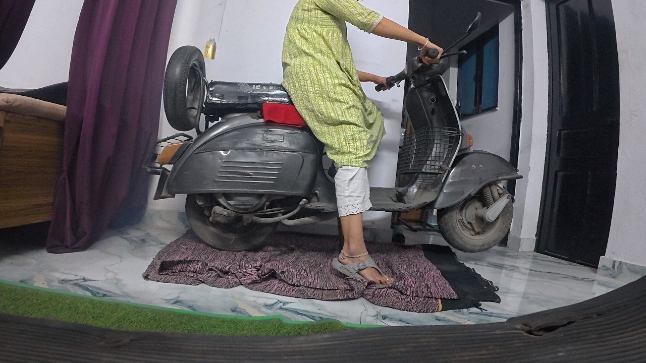 Girl Kickstart & Hard Revving Bajaj Chetak 1997 🛵#priyankakhanduri #nostalgia #dialyroutine