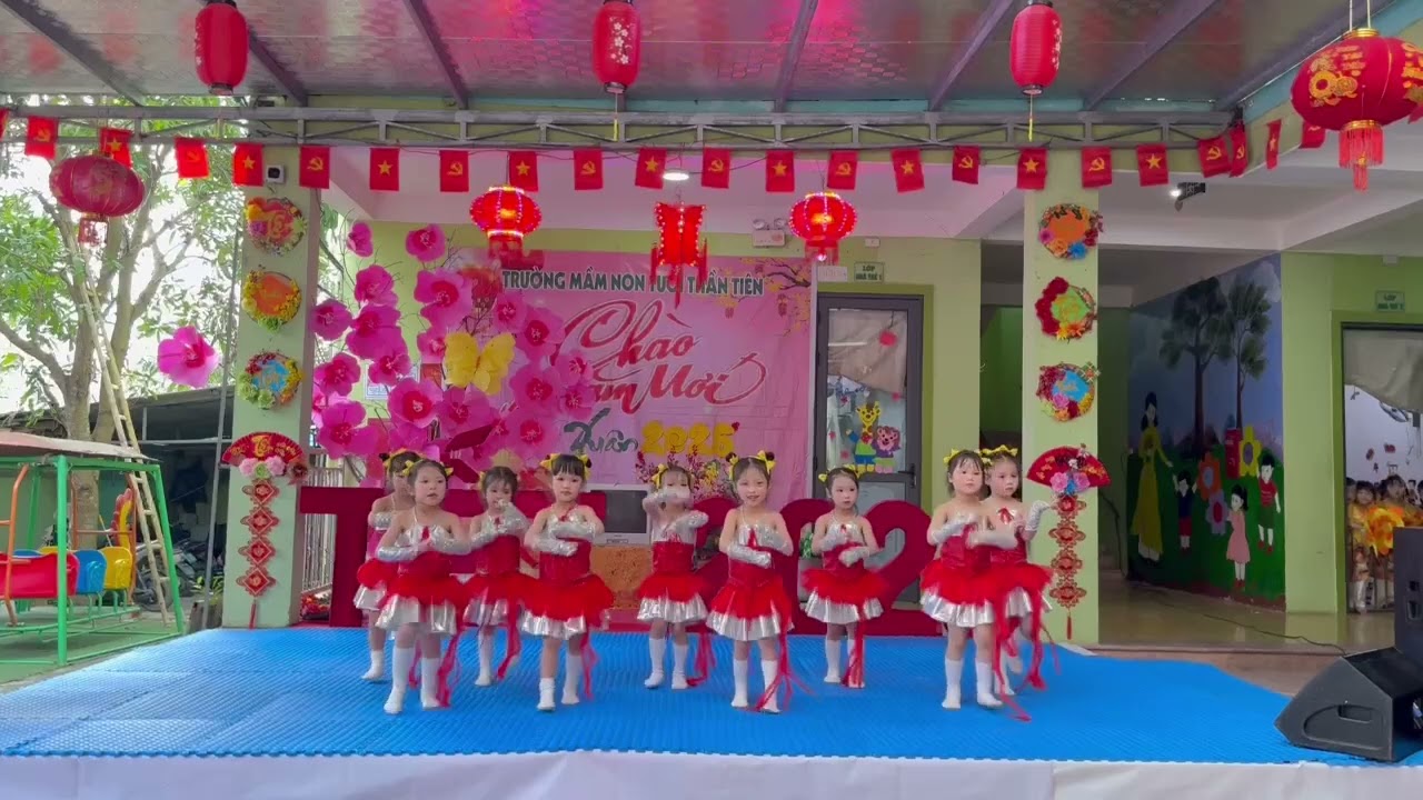 Xuân ơi ở lại chơi