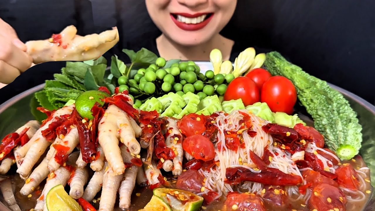 Thaifood ASMR ตำขนมจีนตีนไก่ ไข่แดงเค็ม กรอบๆมันๆ Khanom Jeen salad with chicken feet MUKBANG show