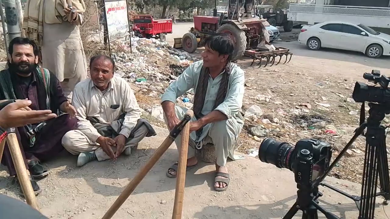 راولپنڈی:ڈرامہ شوٹنگ کے دوران بنائی گئی ویڈیو راجاز انٹرٹینمنٹ کی پروڈکشن ٹیم کے ساتھ 
