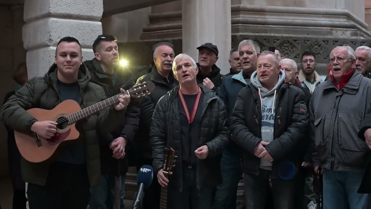 Šibenčani se pjesmom oprostili od preminulog Krste Jurasa
