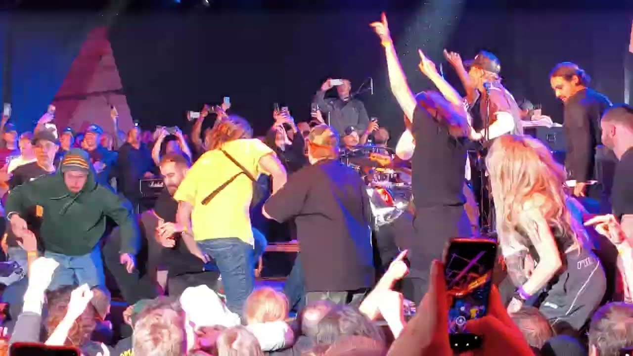 TRAPPED UNDER ICE  & TURNSTILE - Revolution Calling Fest - Pre-show - 21.11.2025 - Eindhoven (4/4)