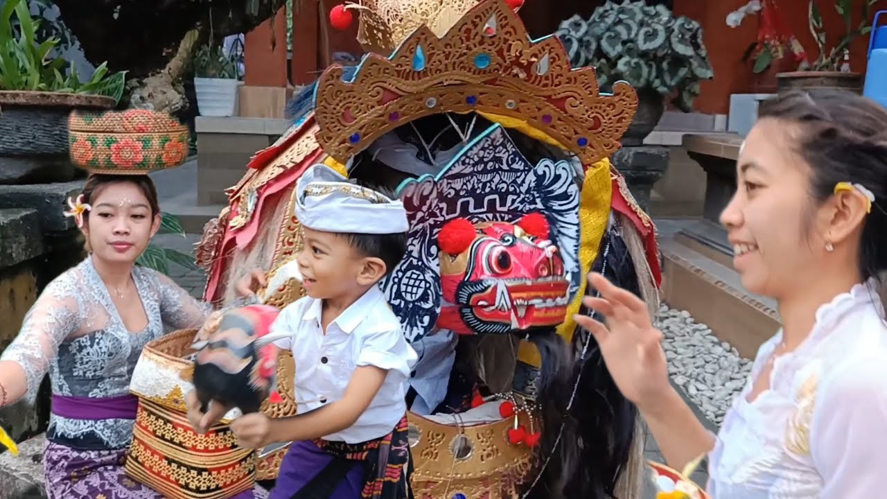 Adik Irvan Sembahyang sambil Bapang Barong, Ngejar Kakak Pakek Barong