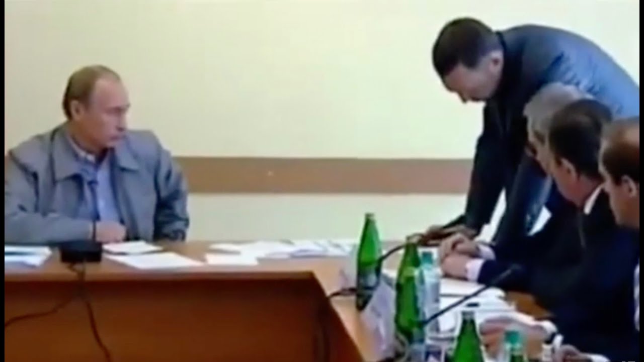 &bull; Vladimir Poutine qui humilie des oligarques milliardaires