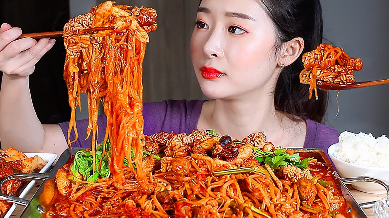 Острые тушеные морепродукты Рыбные яйца Жареный рис ASMR Mukbang Eating Show