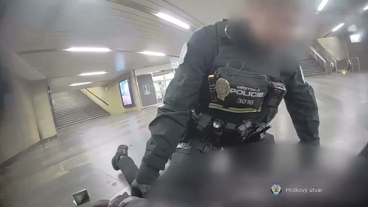ZÁKROK STRÁŽNÍKŮ VE VESTIBULU PRAŽSKÉHO METRA