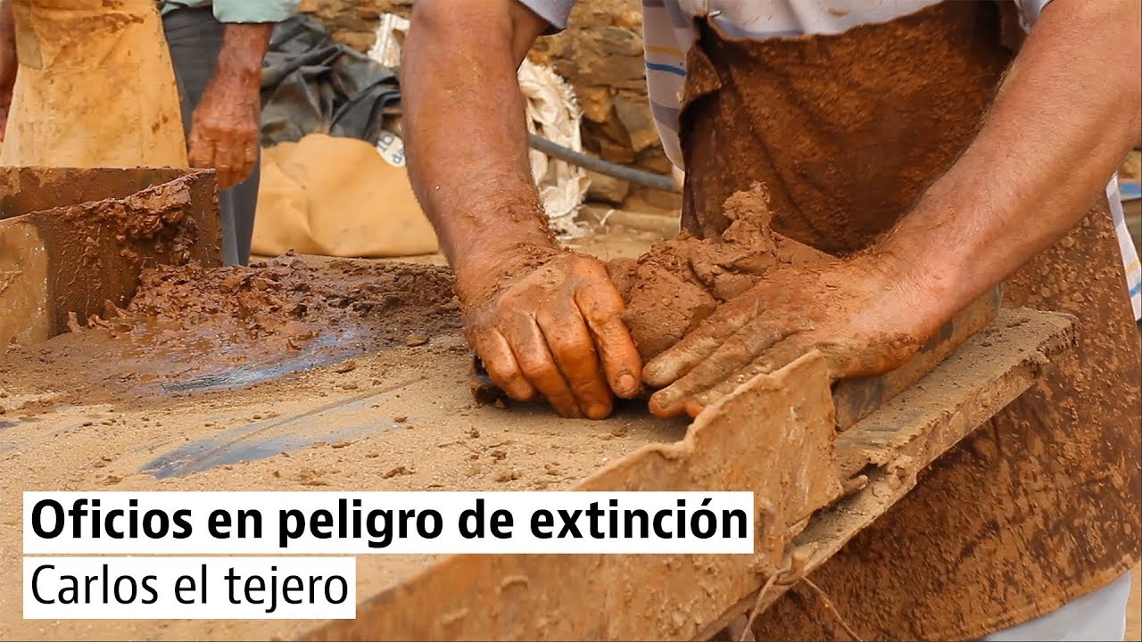 Carlos, posiblemente el último tejero artesano de España