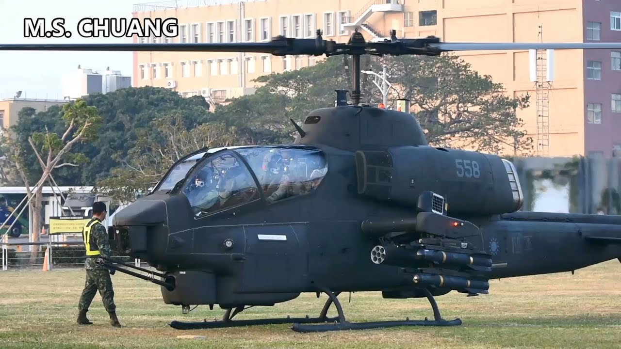 113/12/15【軍隊】2024駁二動漫祭  AH-1W眼鏡蛇攻擊直升機、OH-58D戰搜直升機 降落高雄哈瑪星鐵道文化園區   雲豹甲車動態、心戰喊話車展出