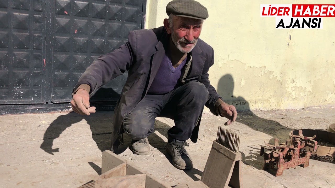 Asırlık Eşyalarını Satışa Çıkardı