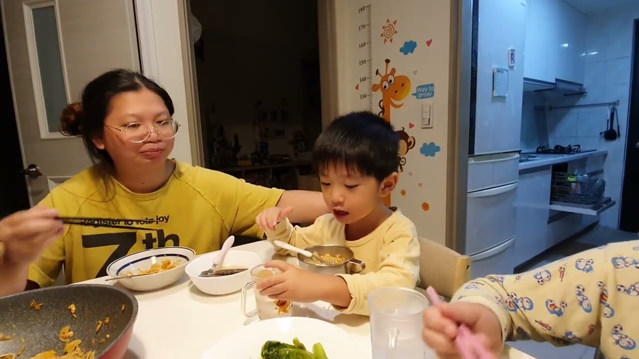 媽媽炒了一鍋泡麵，桐桐樂壞了，弟弟捉弄爸爸邊唱歌一邊還要丟高三下｜咚3y11m20d 桐10y8m