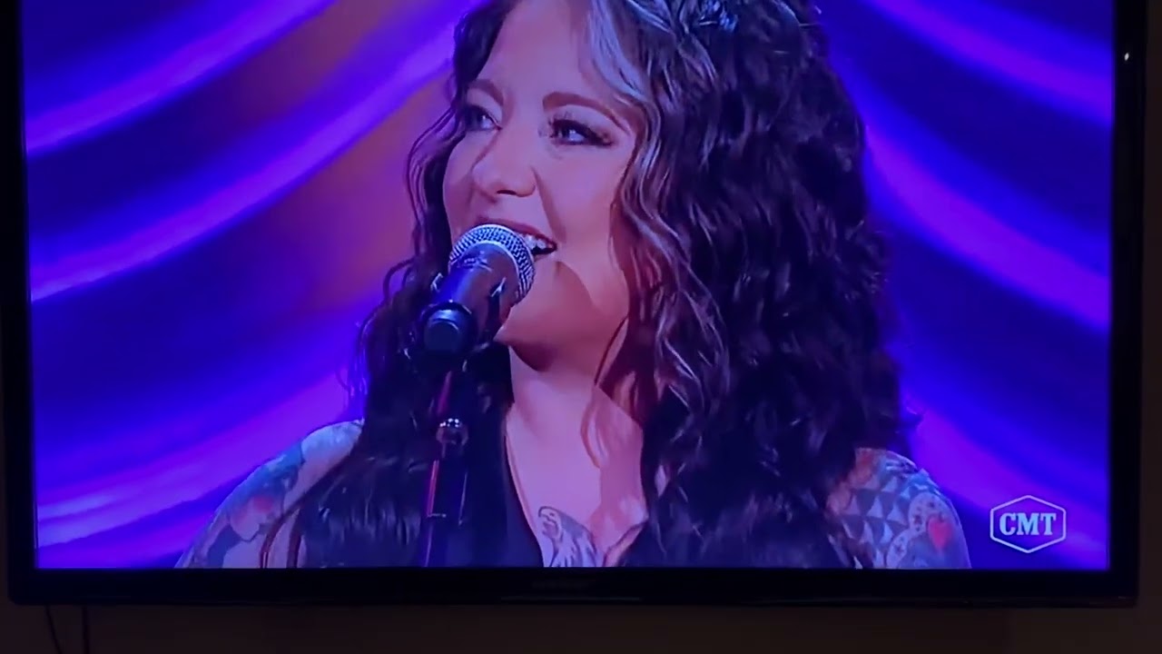 Ashley McBryde : Love is Alive (Naomi Judd Tribute)