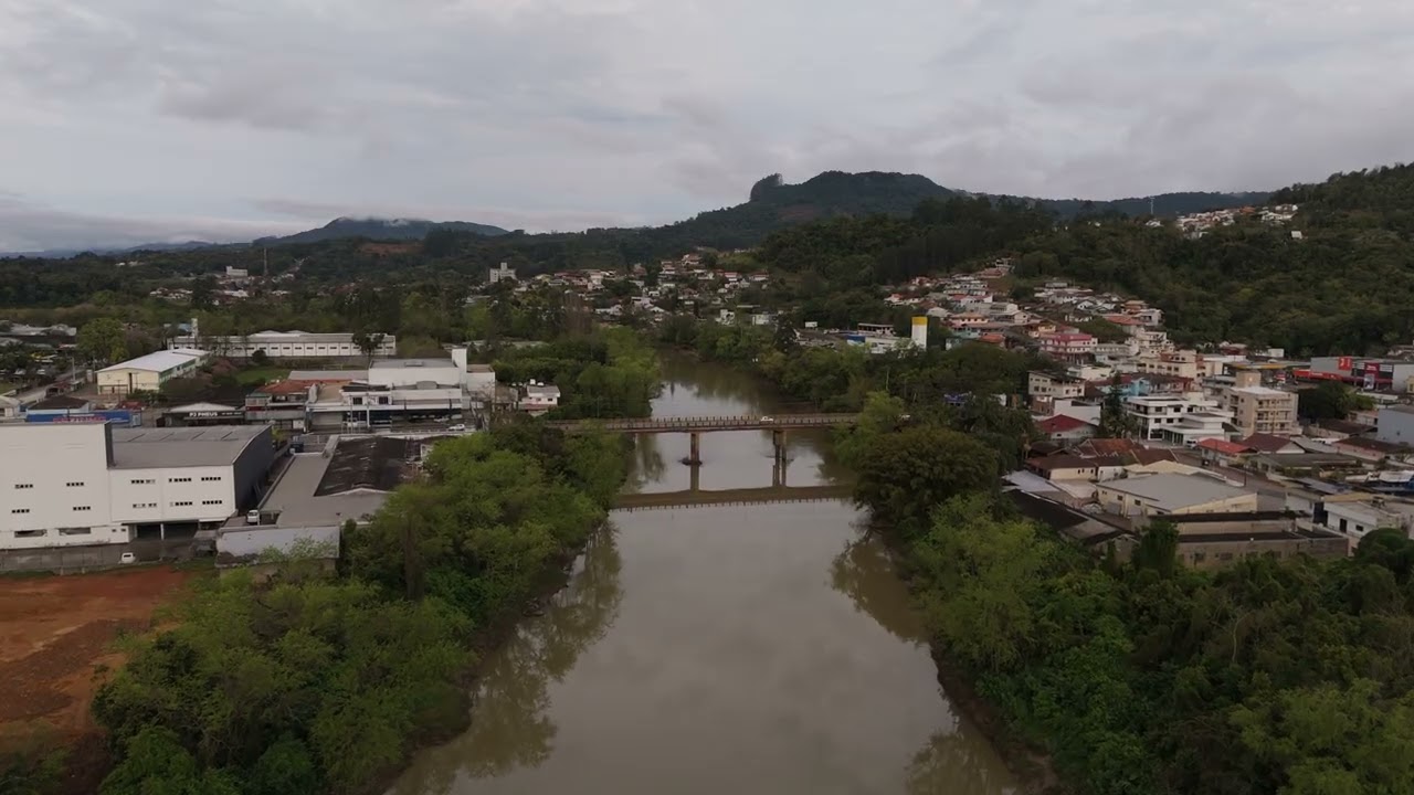 Fim de tarde sobre o Rio Itajaí-Açu, em Rio do Sul