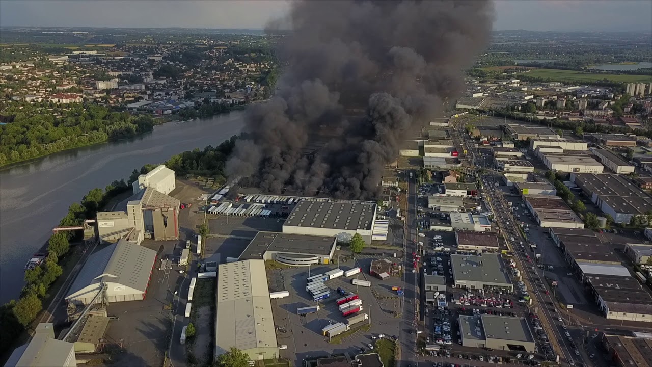 Version longue : Incendie dans la zone industrielle de Villefranche sur Saone (69)