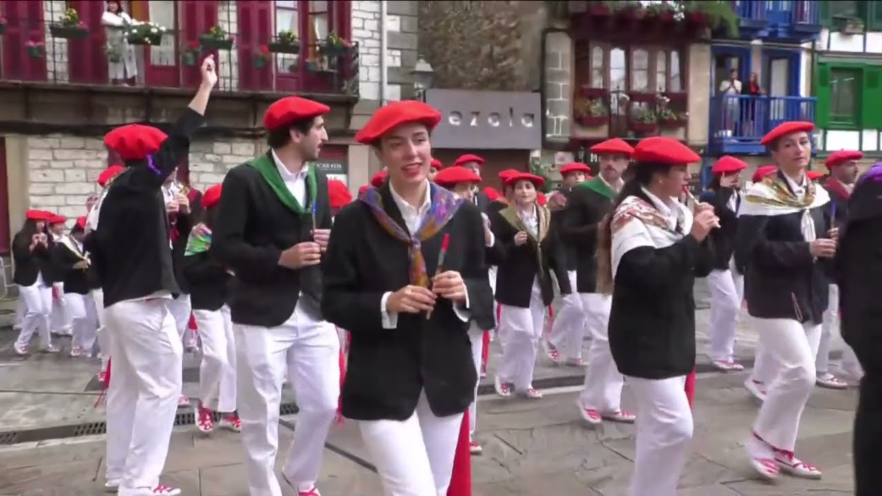 Desfile de la Compañía Jaizkibel por la mañana en Hondarribia 2024
