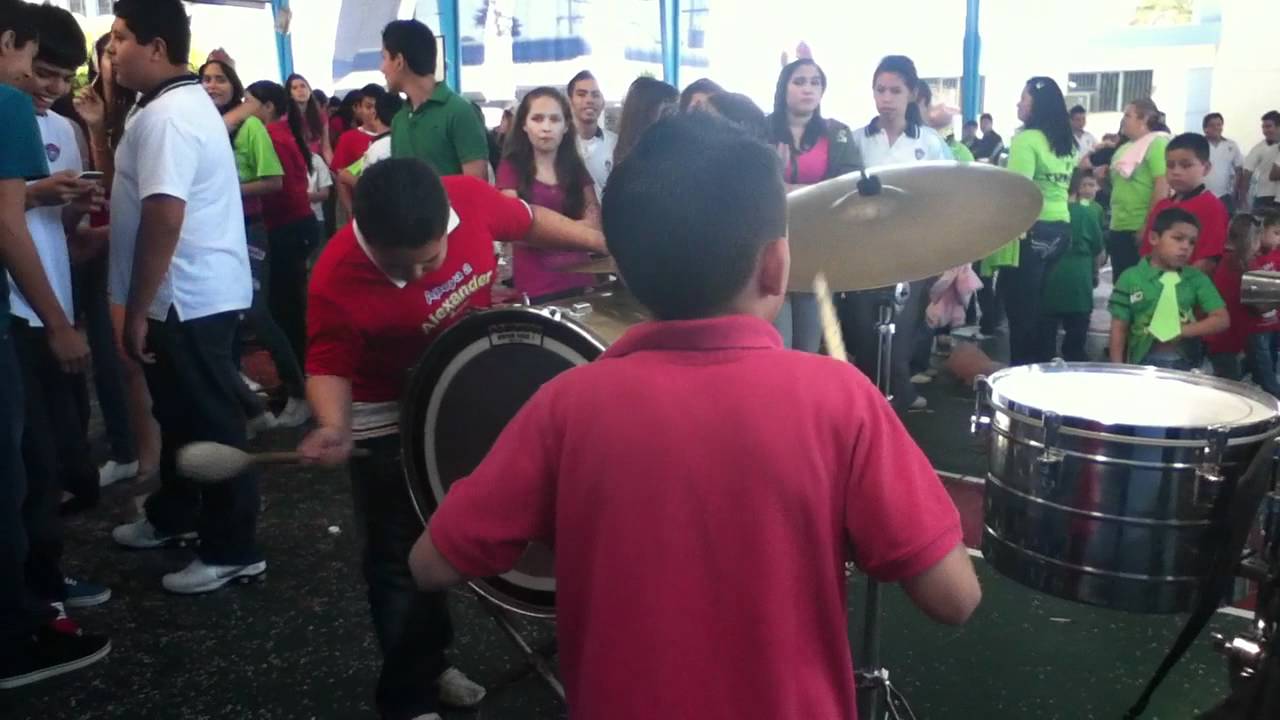 Dos morros de mi escuela tocando LA YAQUESITA