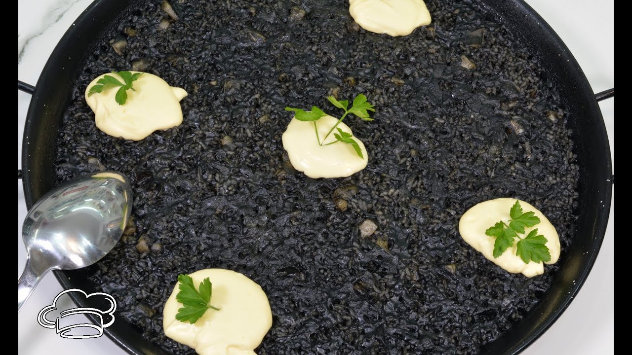 Arroz negro con sepia y mayonesa de ajo Javier Romero