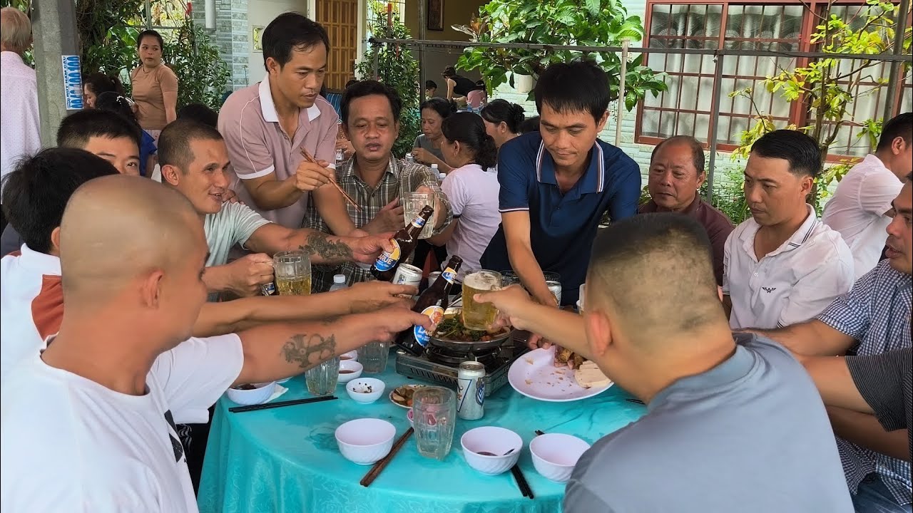 Sự thật gây sốc: Người đứng sau bữa tiệc này không phải Thánh lầy!