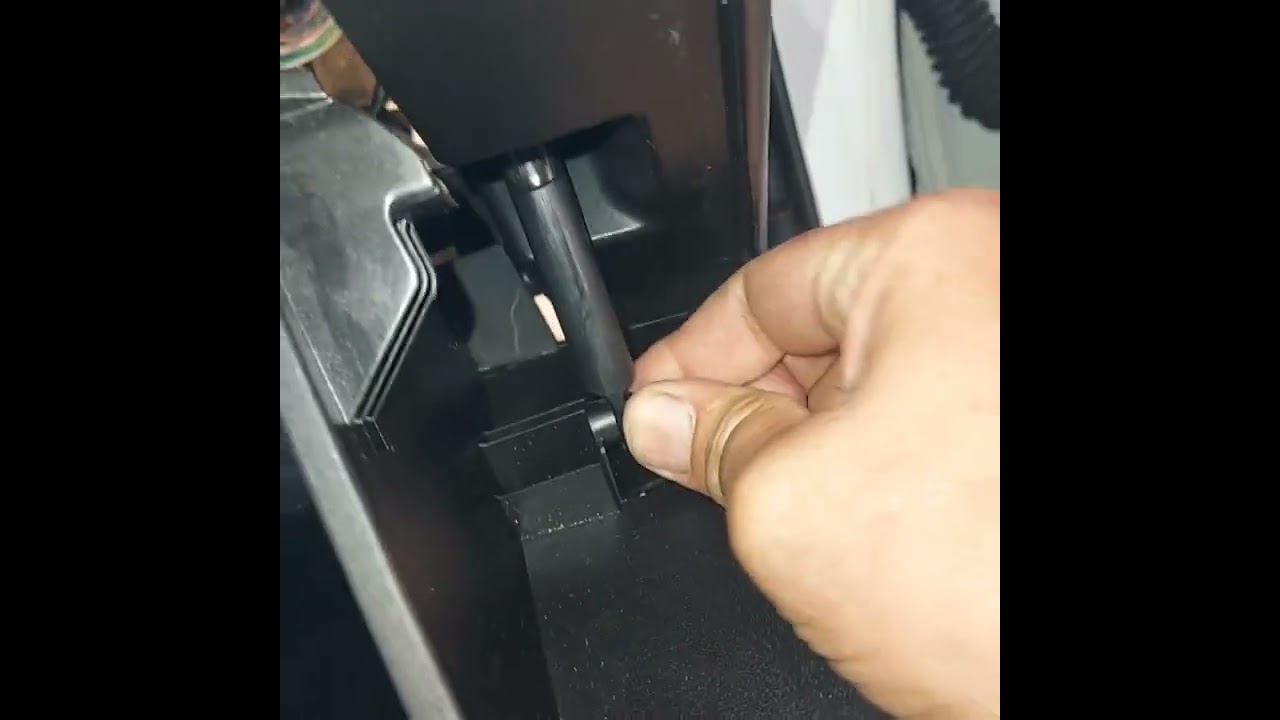 2015 Toyota Corolla temperature servo (actuator) replacement.