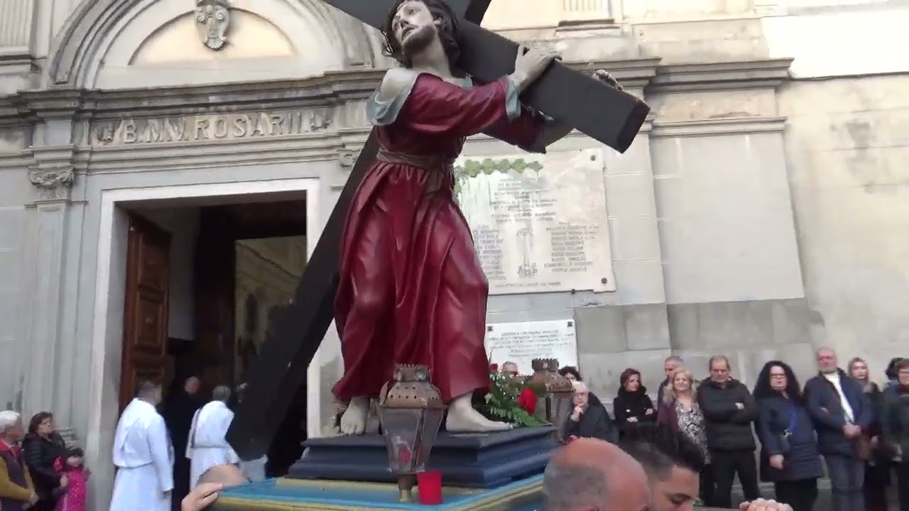 Vibo Valentia l'uscita dei misteri della passione del venerdi santo  della chiesa del rosario
