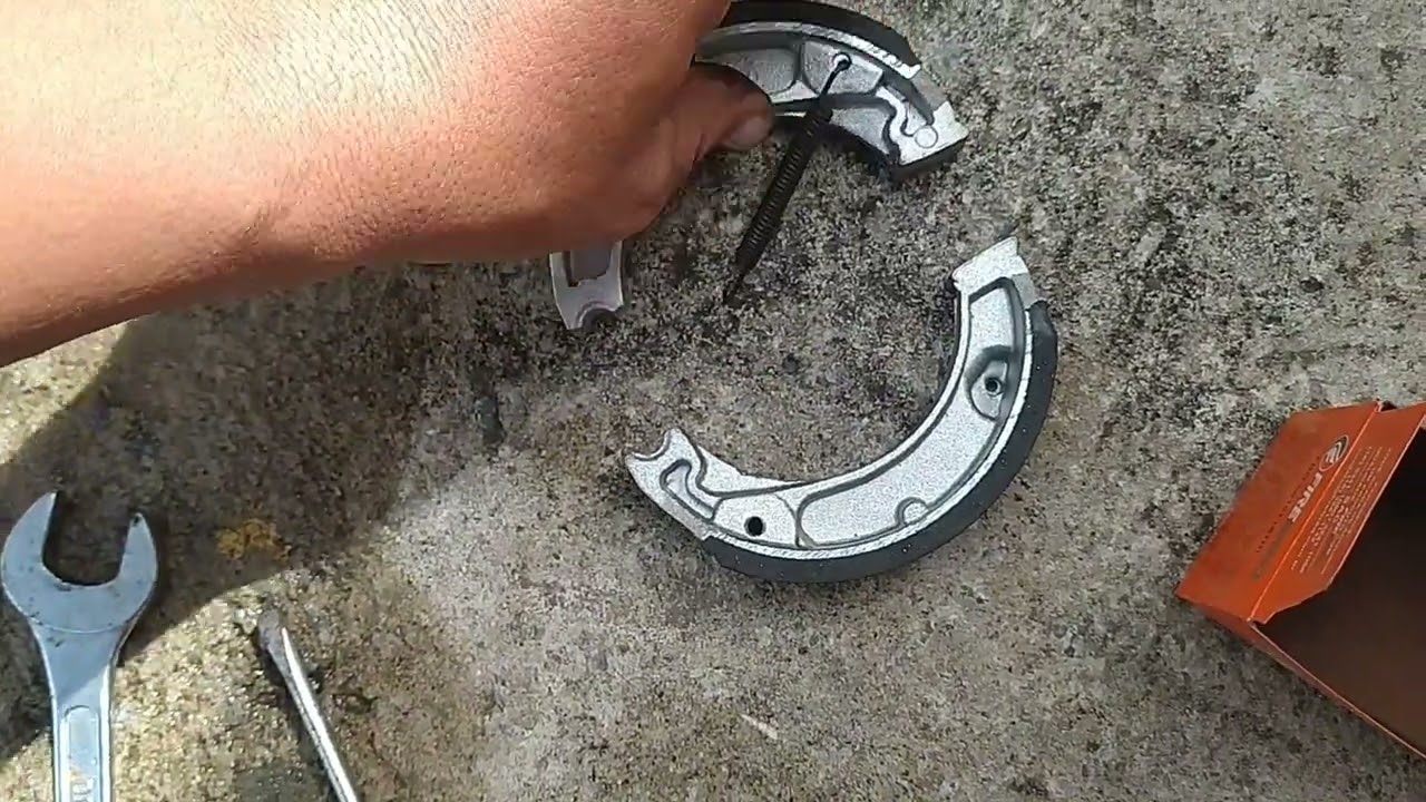 Como trocar a lona de freio da Honda biz 100 e 125