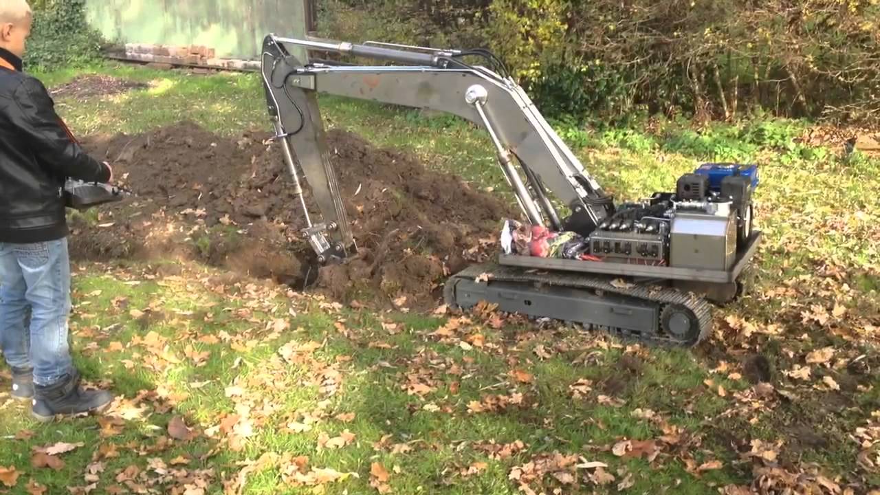 RC-Bagger bei Grabenarbeiten Teil 2