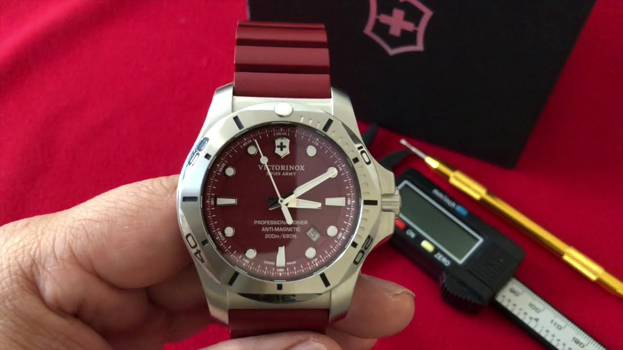 Un Tanque Suizo para buceo color electrificante Reloj Victorinox INOX 241736 Professional Diver