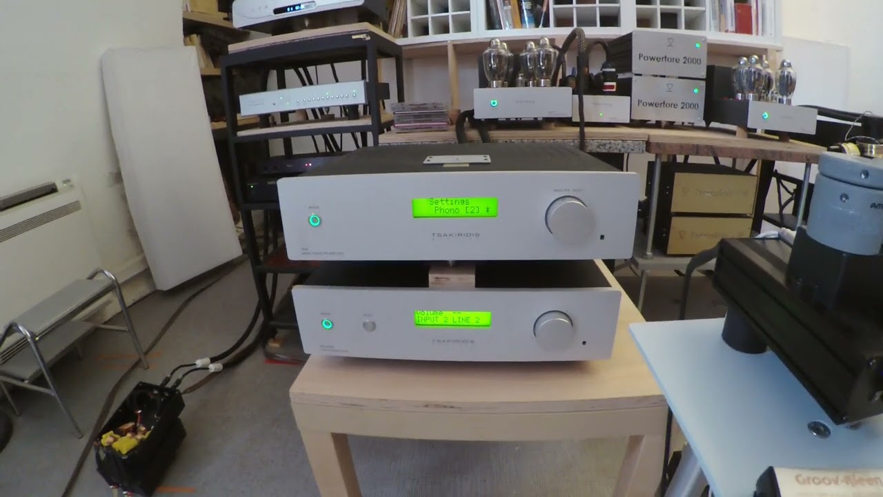 FirstVoice and Melomania auditorium in the south of France, turntable Telluric One in action.