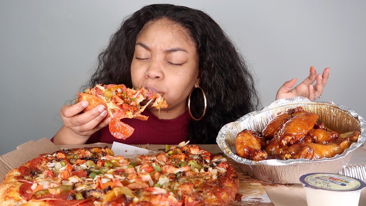 LOADED VEGGIE & PEPPERONI PIZZA & SWEET CHILLI WINGS MUKBANG!!!!!