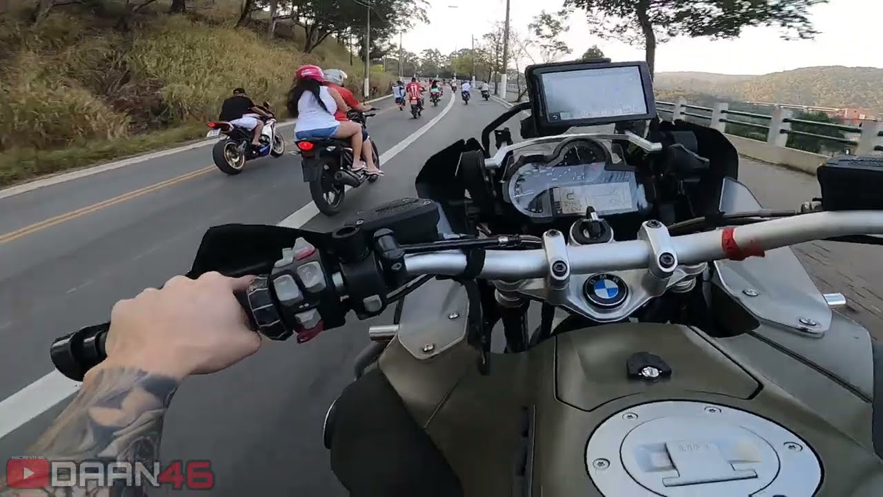 PIÃO NO MORRO DE BMW1200 COM A LOIRA NA GARUPA