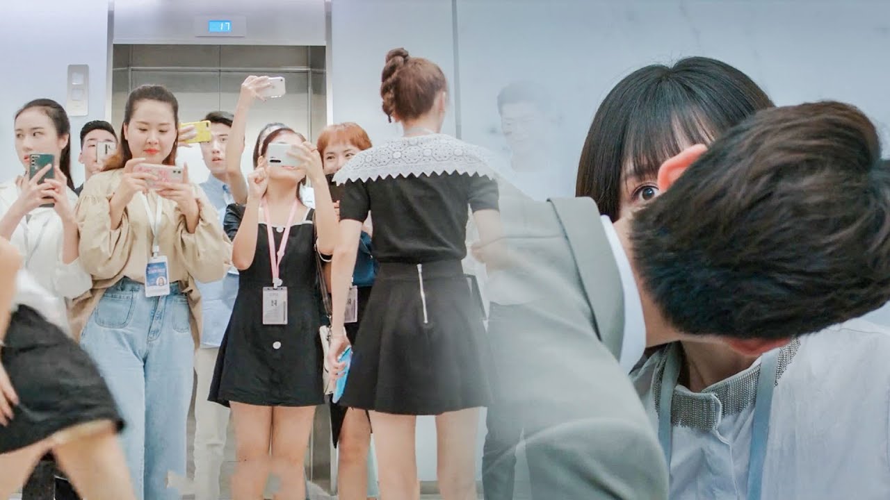 หญิงสาวได้รับความสนใจจาก CEO ตั้งแต่วันแรกที่ทำงานและถูกจูบอย่างแรง!