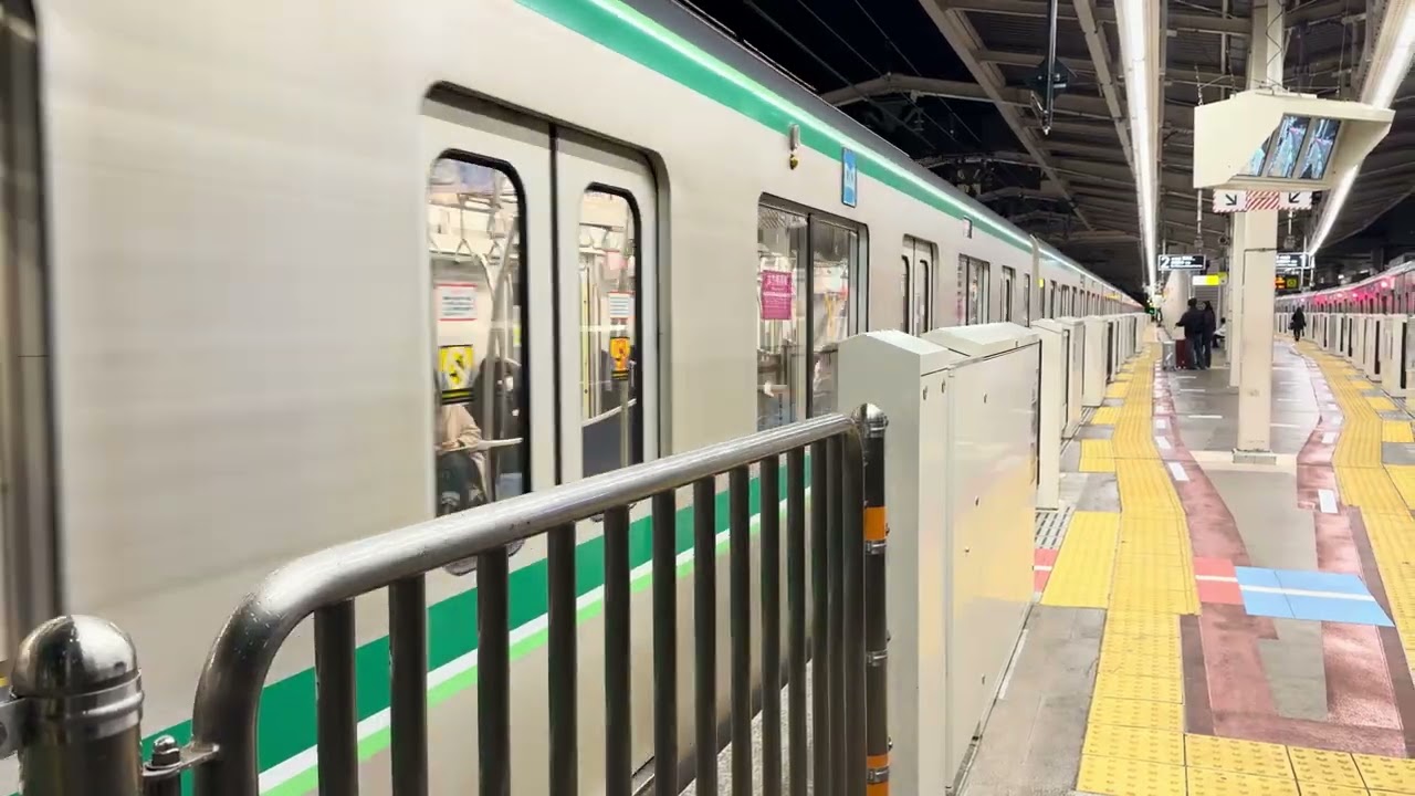 東京メトロ千代田線16000系前期車海老名駅にて。（急行伊勢原行き）