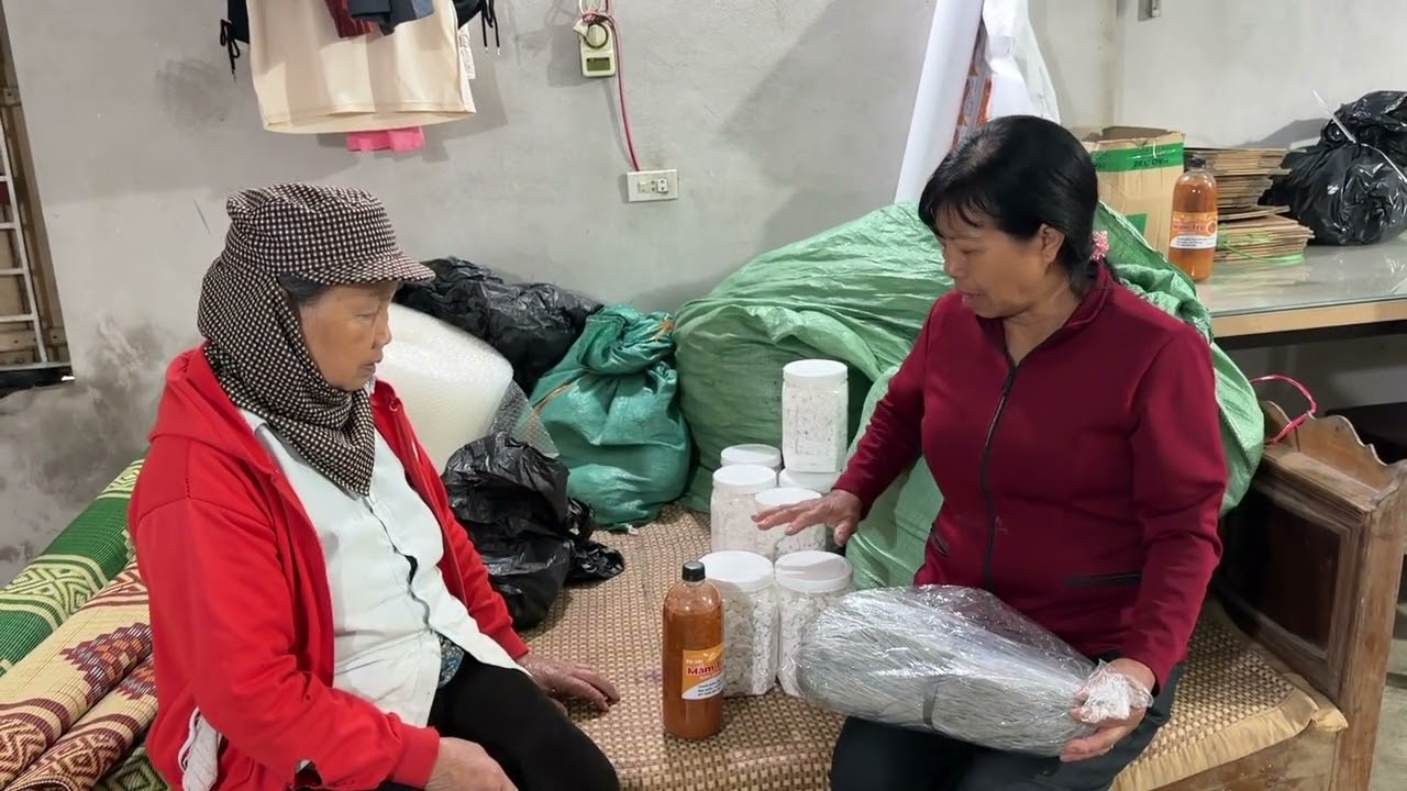 Mụ Liên Mặt Giày Vào Mua Hàng Bà Nhưng Không Định Trả Tiền 