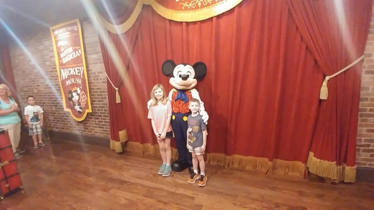 (2017) Mickey Mouse meet and greet and card trick