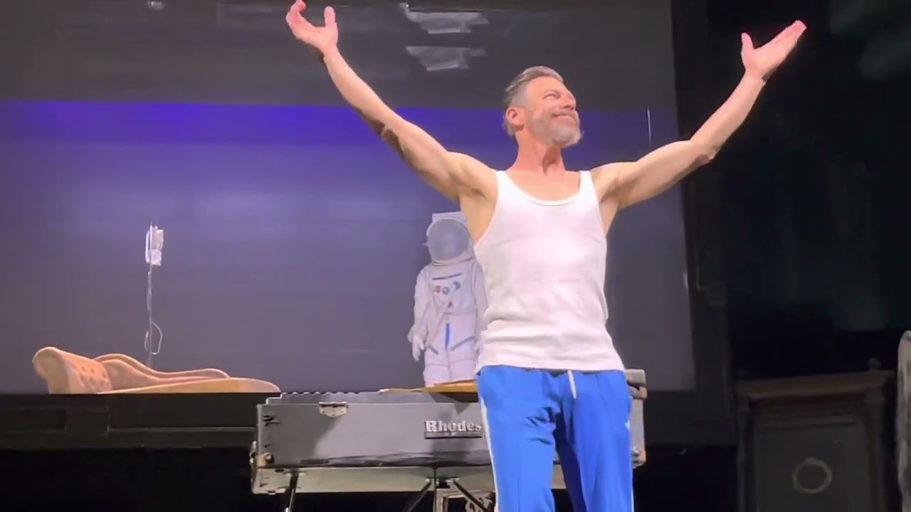 Applausi al cast di Lazarus all’Arena del sole di Bologna