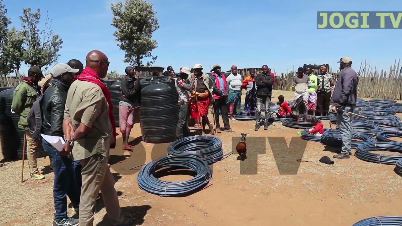WAKAZI WA CHUMVI WAPOKEA TANKI NA PAIPU YA MAJI KWA PESA YA CARBON MILIONI TATU KAMA WALIVYOAGIZA.
