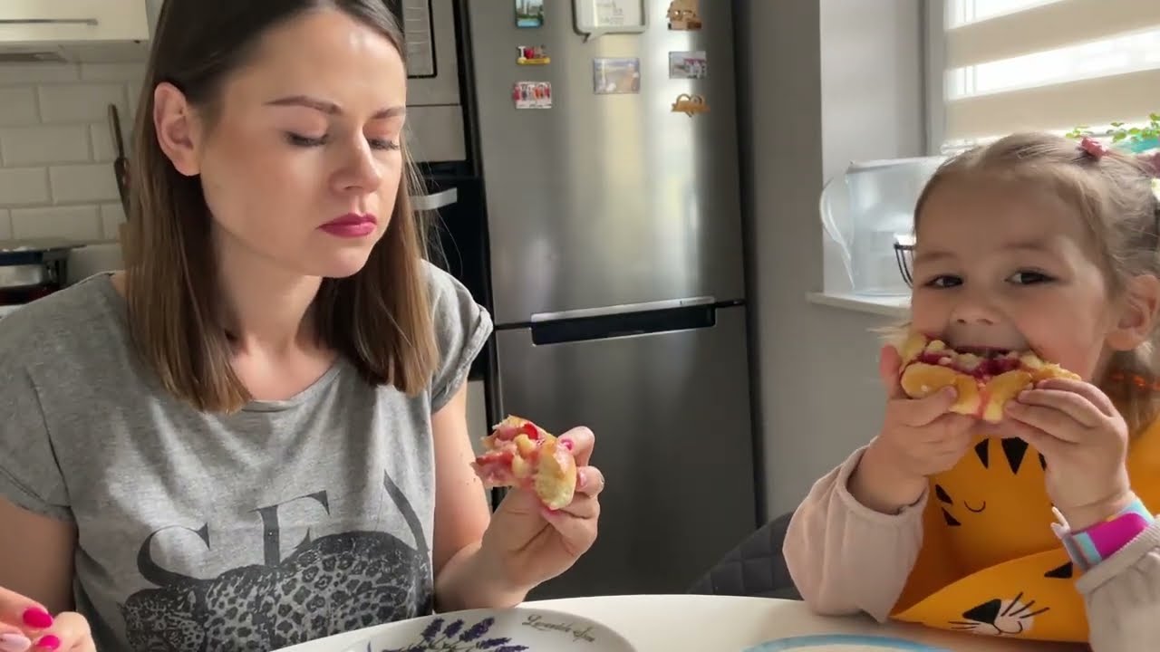 Vlog: Czy mam pomoc domowa? Robimy drożdżówki z truskawkami