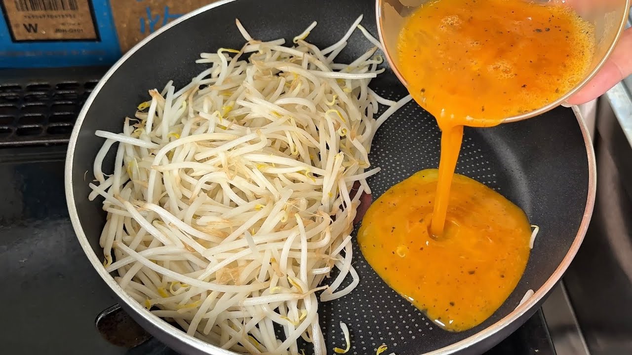 Just bean sprouts and eggs! A light, delicious and easy to make dish!