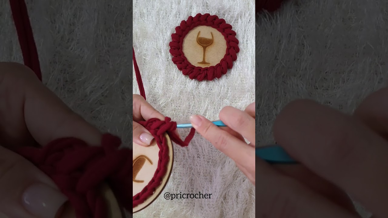 Porta taça/copo/xícara de crochê com malha e base de MDF