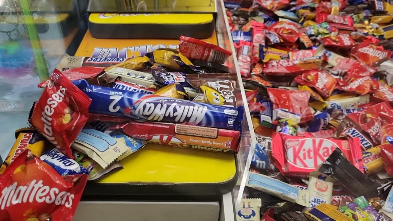Chocolate Claw Machine!!!!!!  CANDY PUSHER JACKPOT ON A CHOCOLATE CLAW MACHINE!!!