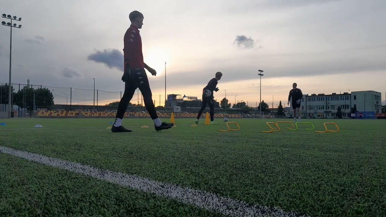 TRENING BRAMKARSKI: Chwyt piłki w powietrzu; budowanie gry; obrona bramki.