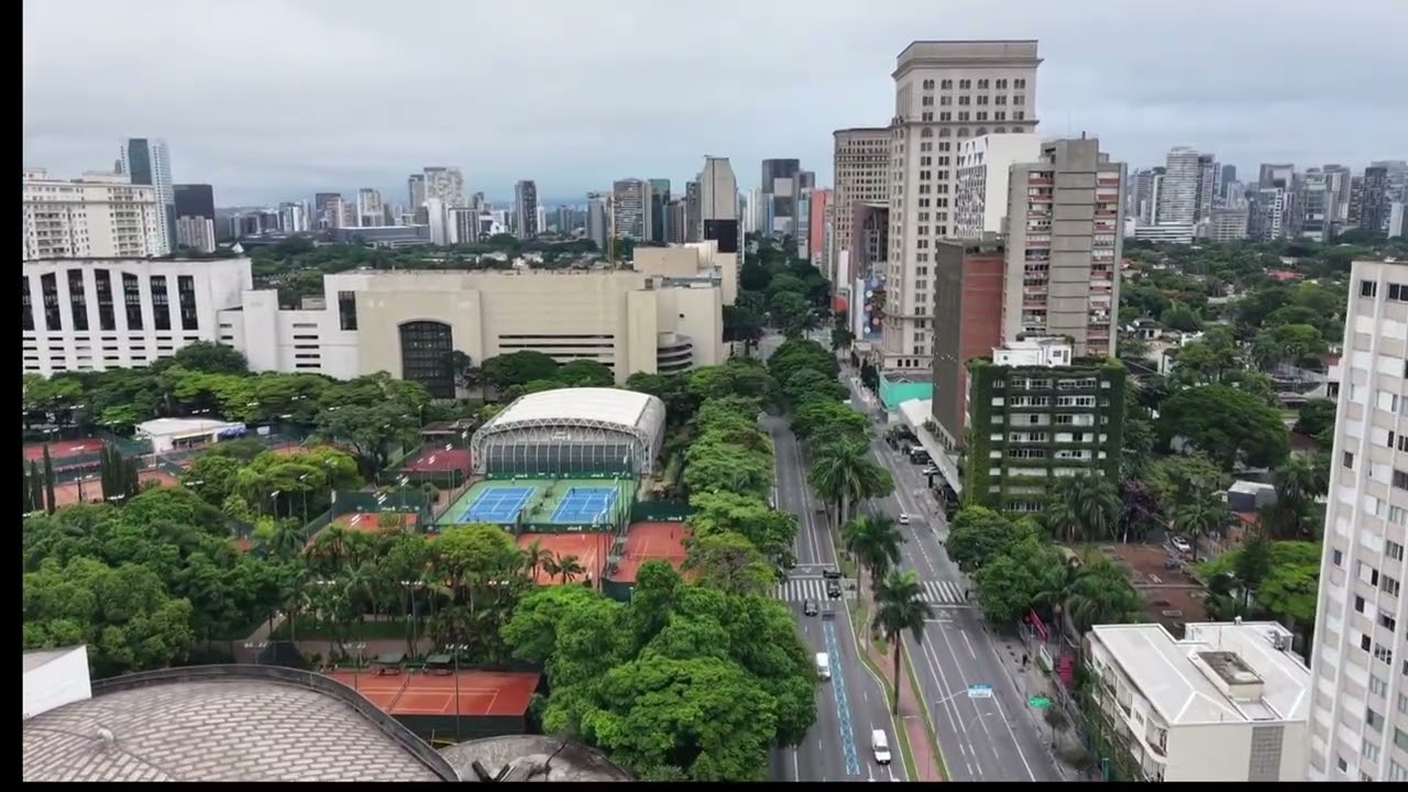 Drone DJI mini 5 Pro na Avenida Brigadeiro Faria Lima em São Paulo. 