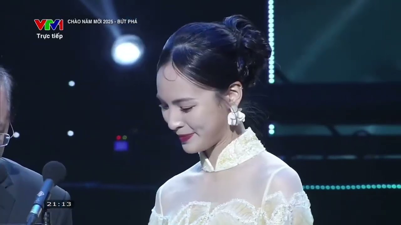 Quỳnh Nga - 2nd Runner-Up Miss Charm 2024 Presents Award at VTV Awards 2024 with Deputy Minister